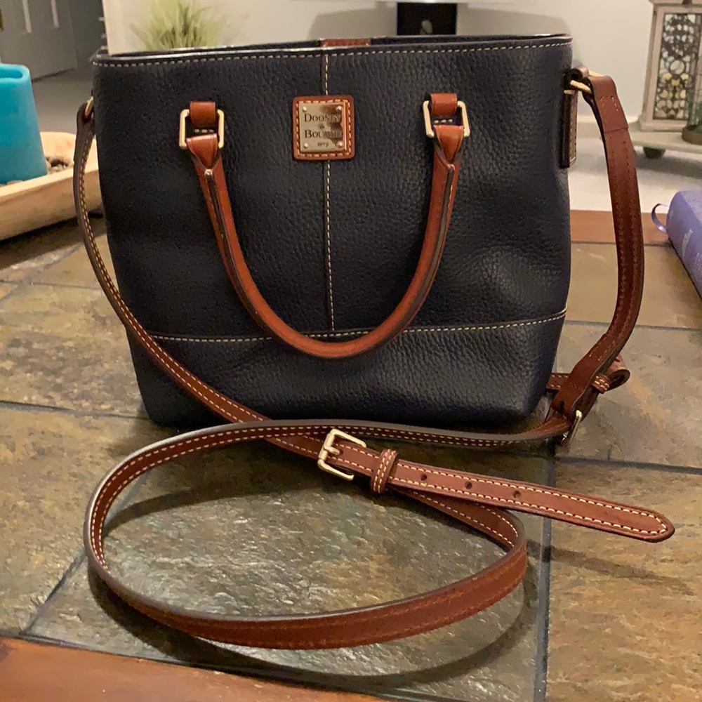 EUC Dooney & Bourke purse